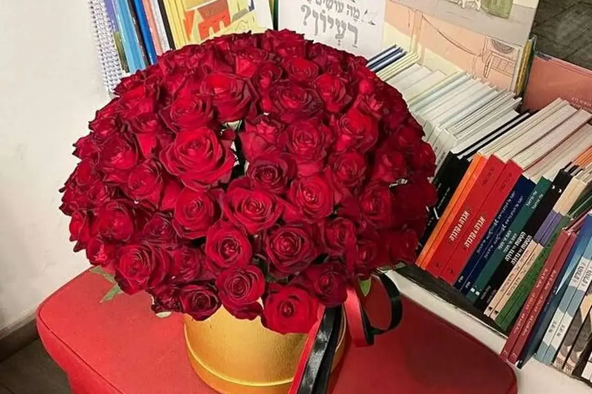 تصویر دانشمند هستهای اسرائیل در کنار دسته گل نمادین از گروه هکری حنظله